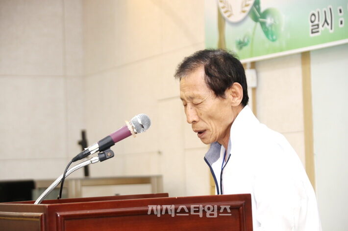 헌금기도 회계 송인섭 장로.jpg