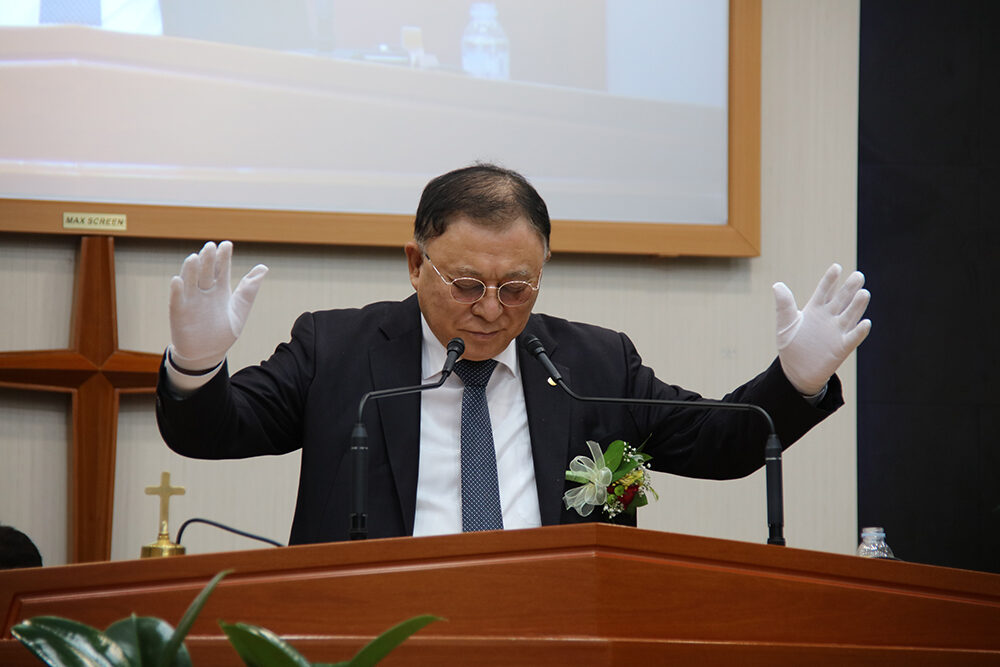 축도 허창범 목사.jpg