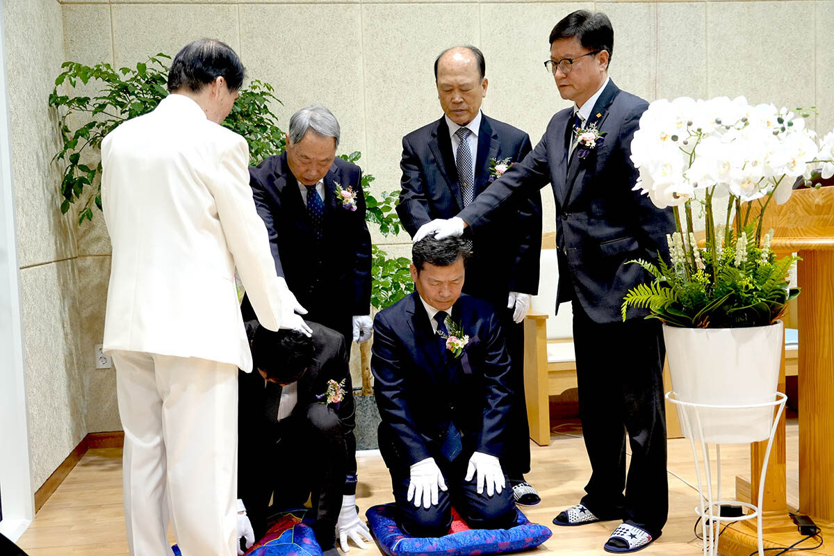 안수하는 안수위원3.jpg