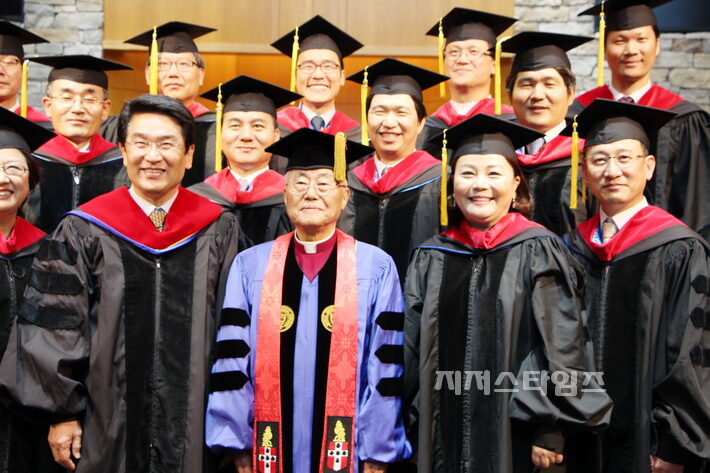 김선도감독명예박사수여(가운데)03.jpg