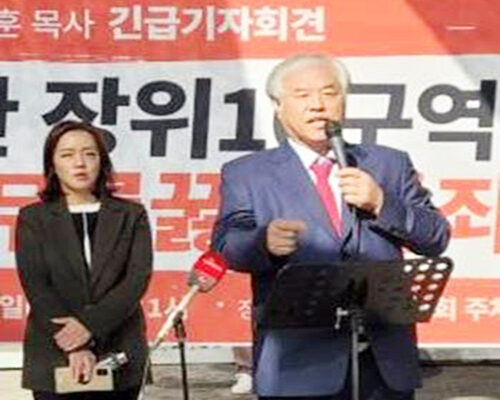 ▲전광훈 목사가 전날 새벽에 발생한 사건에 대해 설명하고 있다..jpg
