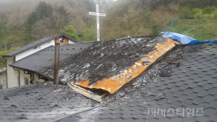 화마가 휩쓸고 간 교회1.jpg