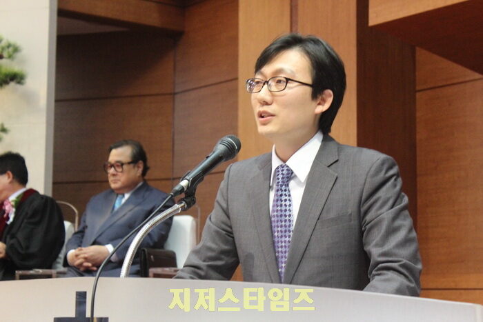담임 홍성익 목사1.jpg