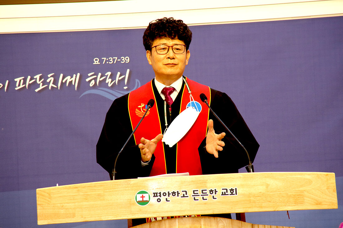 충남노회장 설교 김상욱 목사.jpg