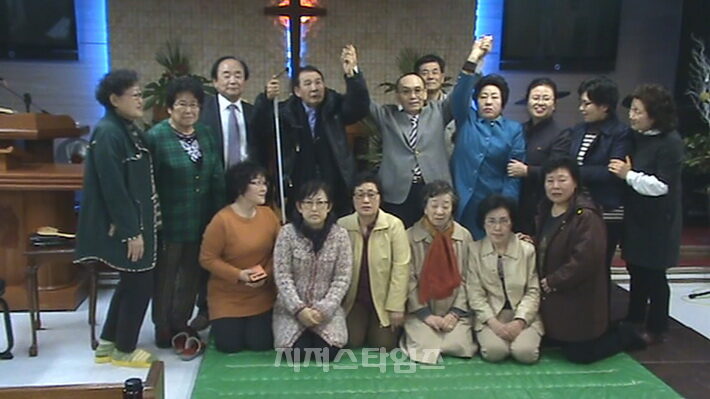 맹인이 눈을 뜨고 기념촬영을.jpg