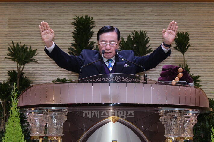 예복 21주년 축도 이석용 목사.jpg