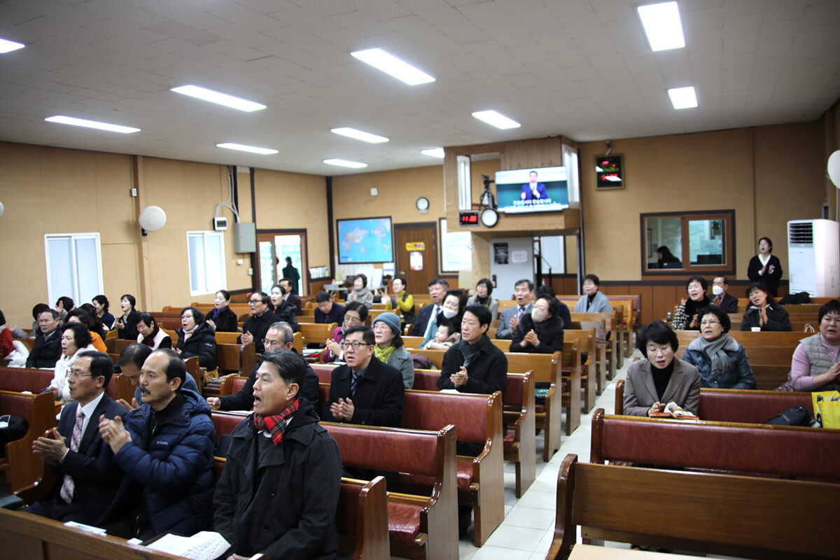 예배드리는 이사진들.jpg