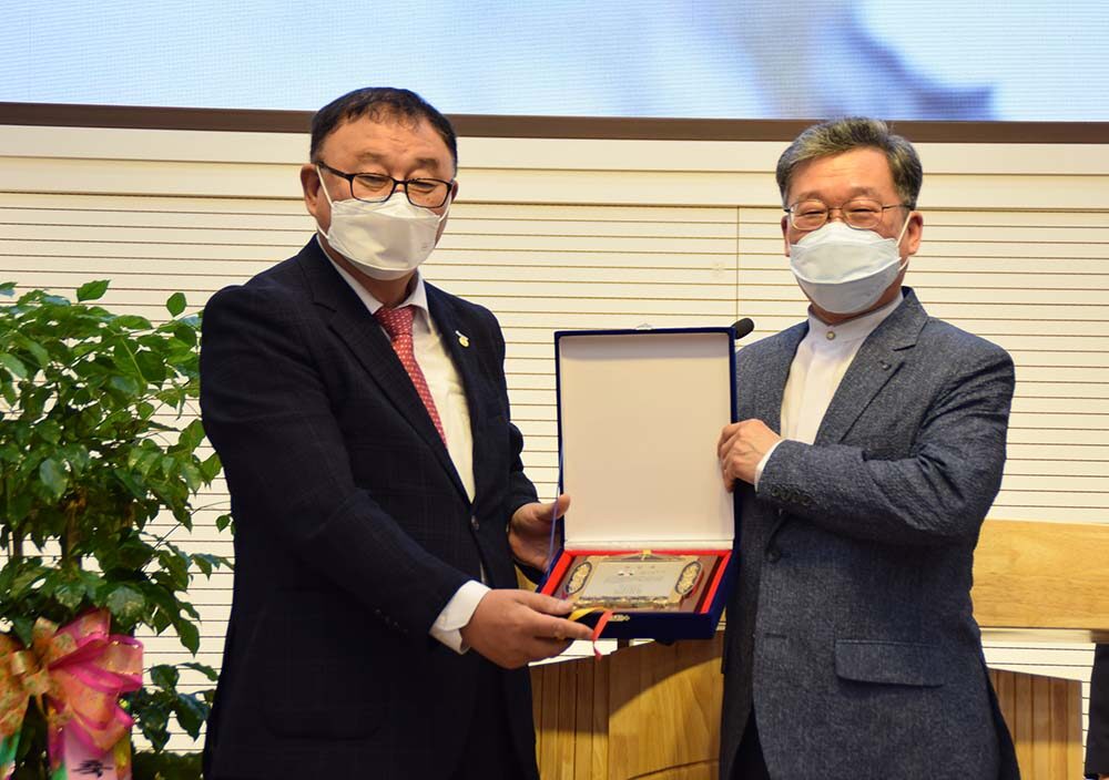 취임패를 받고 기념촬영을1.jpg