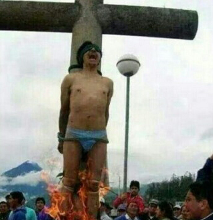 네팔에서 복음을 증거하다가 체포되어 화형당하고 있는 성도1.jpg