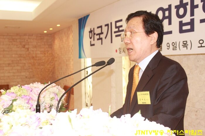 회의를진행 중인 대표회장 홍재철 목사.JPG