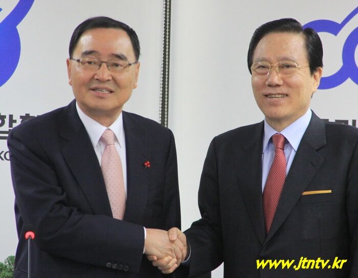정홍원 국무총리(좌) 한기총 대표회장 홍재철 목사(우).jpg