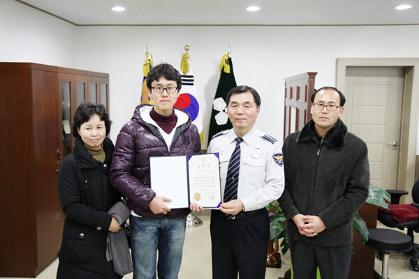 성폭행범임잡은 학생 표창.jpg