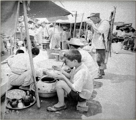 6. 시장풍경(1961년 사진) 지게를 지고 선 채 허기를 채우는 지게꾼.jpg