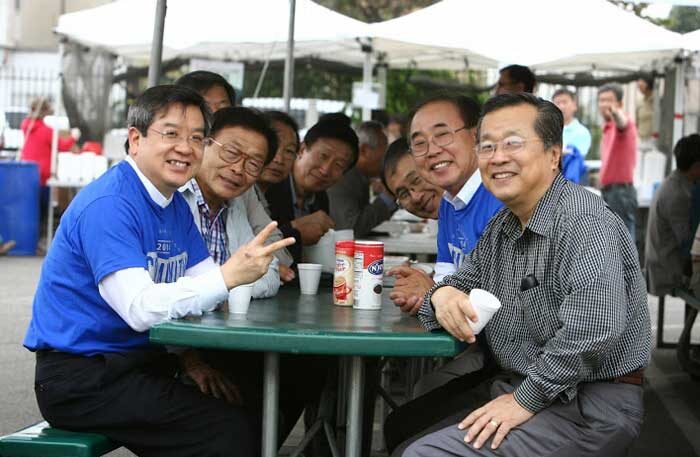 김경진 목사와 교회 관계자들의 모습7.jpg
