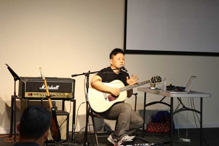 마커스 임호선의 기타 연주.jpg