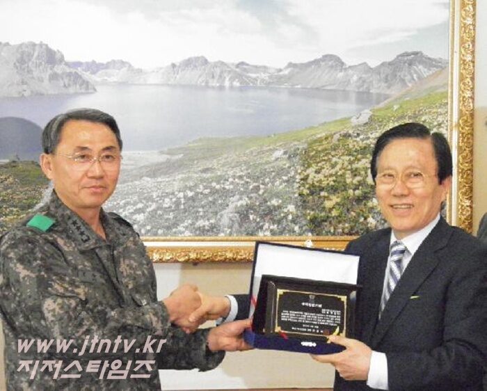 홍재철 제1군단 방문2 복사.jpg