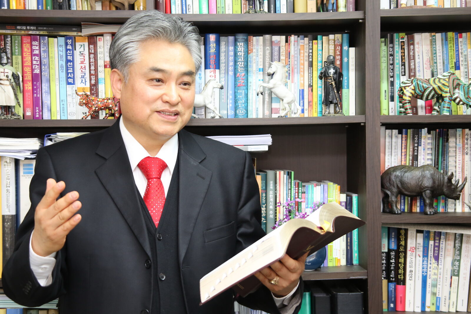 2. 김창룡 목사.jpg