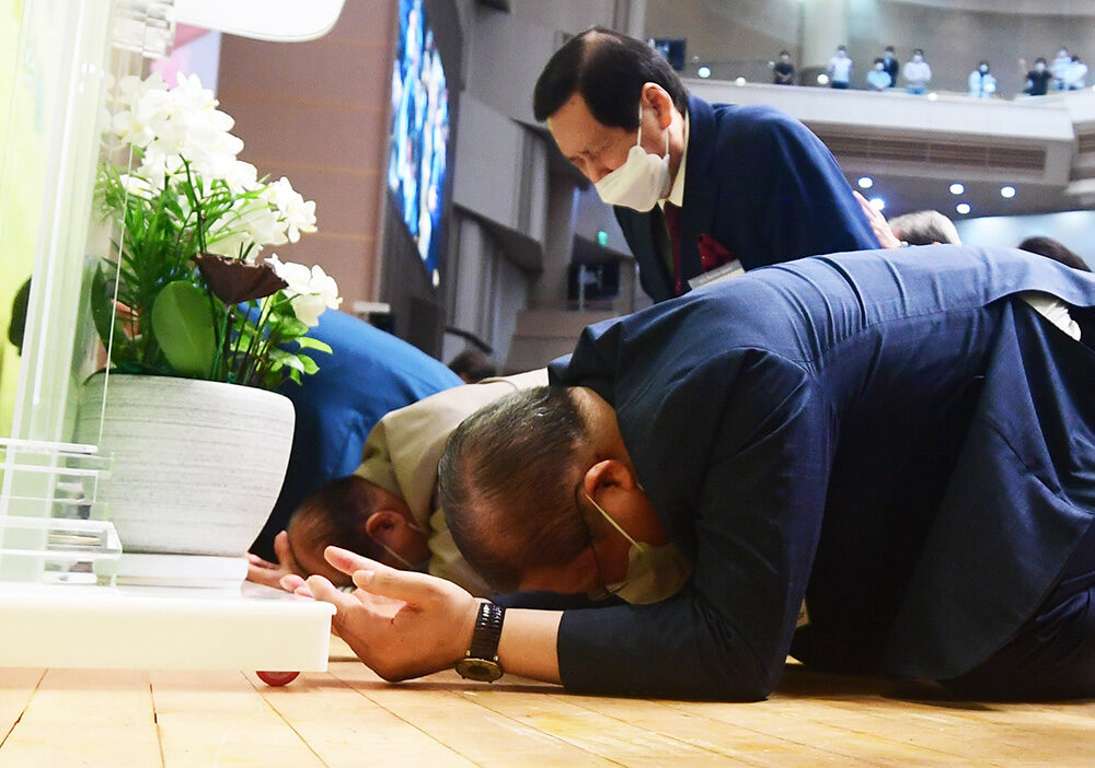 총회 ‘프레어 어게인(Prayer Again)'에서 강단기도하는 필자3.jpg