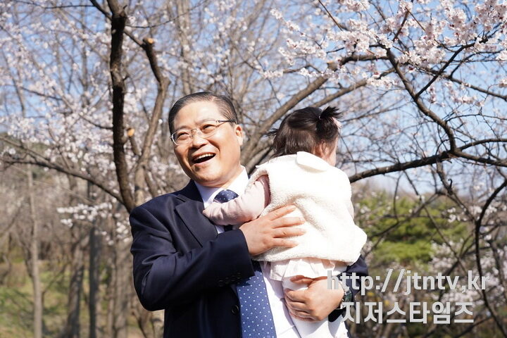 “꽃씨가 기지개를 펴고 있네요.-01.jpg