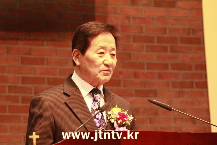 설교하는 총회장 유영섭 목사.JPG