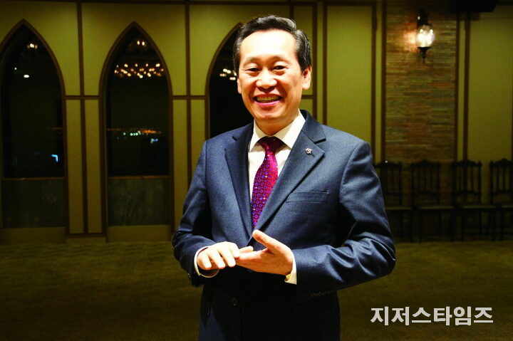 설동욱 목사-01.jpg