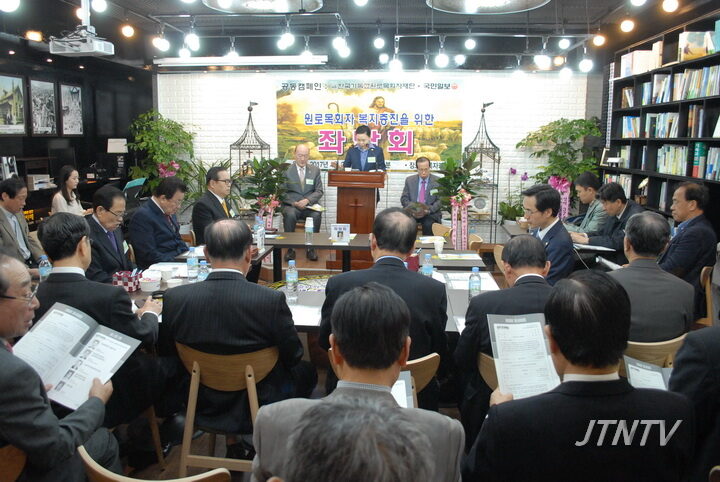 좌담회 감사예배02.jpg
