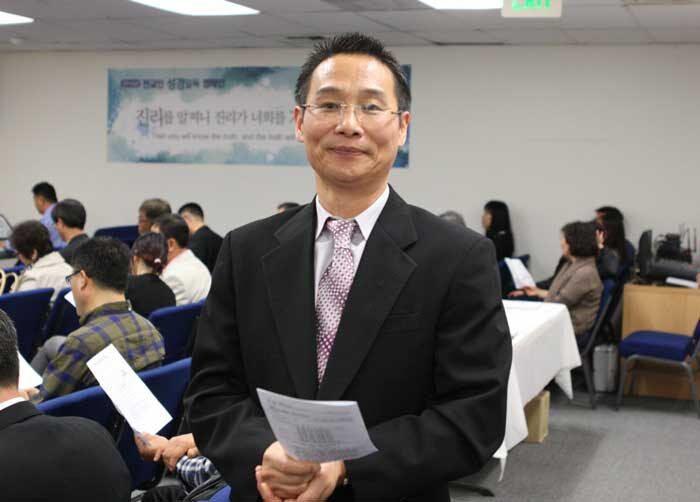▲ 겨자씨성경연구원에 대해 설명하고 있는 김선웅 원장.2.jpg