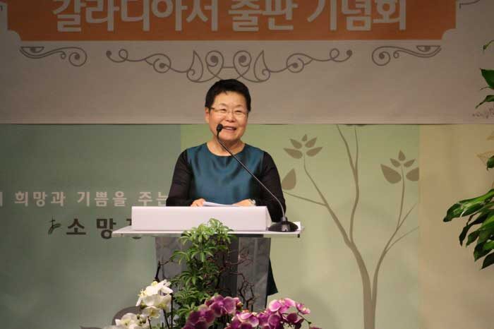 ▲ 송순화 교수(탈봇신학교)가 축사를 하고 있다.4.jpg