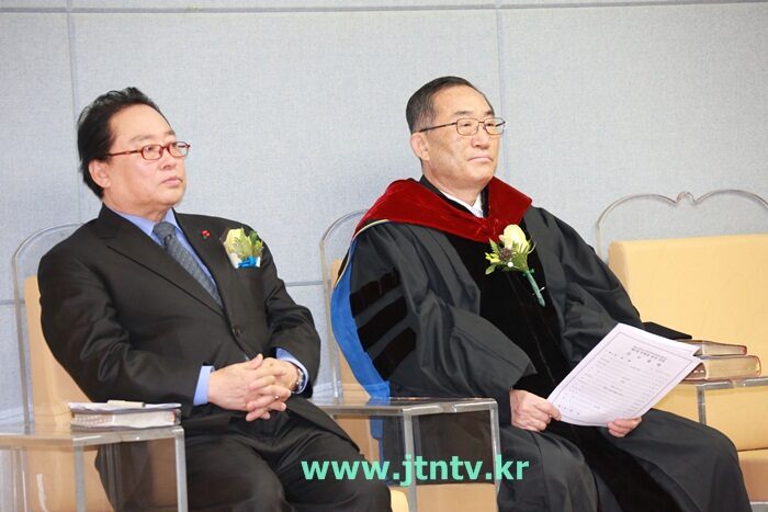 웨민대 총장취임008.JPG