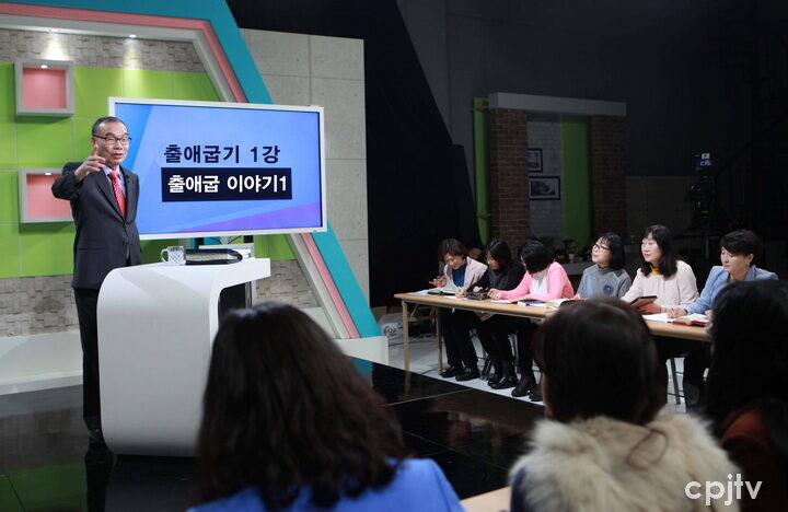 cpj 김진홍 목사가 CTS두란노 성경교실에서 출애굽기 강의를 하고 있다..jpg
