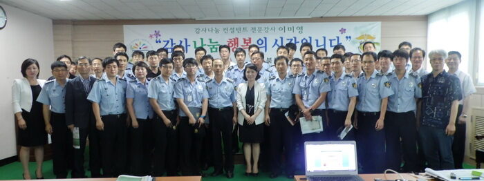 교도관들과 함께02.jpg