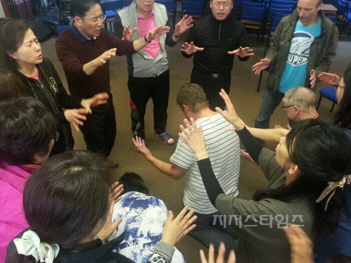 2014 CTS 영국기도원정대_기도하는 기도팀01.jpg