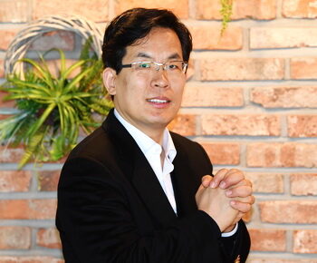 기도하는 이효상원장.JPG