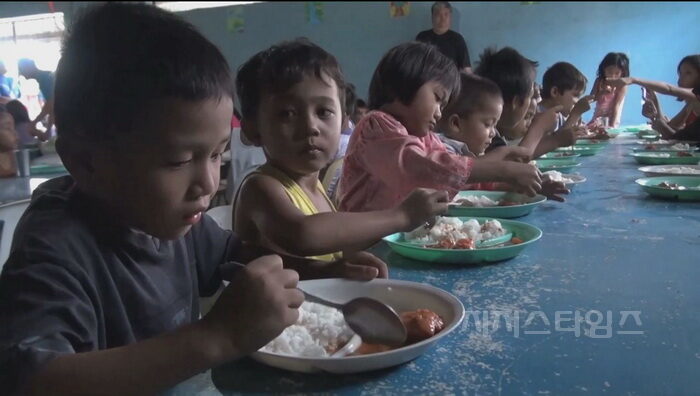 ▲ ‘부르신 곳으로 바세코’ - 바세코 아이들에게 피딩(Feeding)사역을 진행하는 모습 ⓒCTS기독교TV 03.jpg