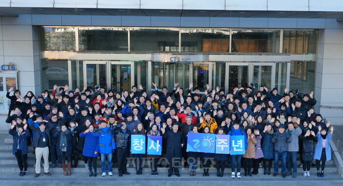 ▲CTS 창사 20주년을 축하하며 CTS임직원들이 함께 기념촬영했다 ⓒ CTS기독교TV 12.jpg