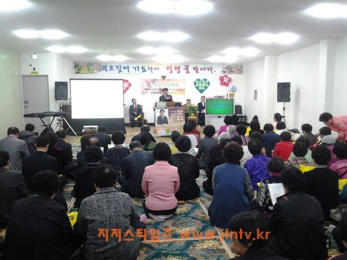 사회보는 담임 곽태영 목사2 복사.jpg