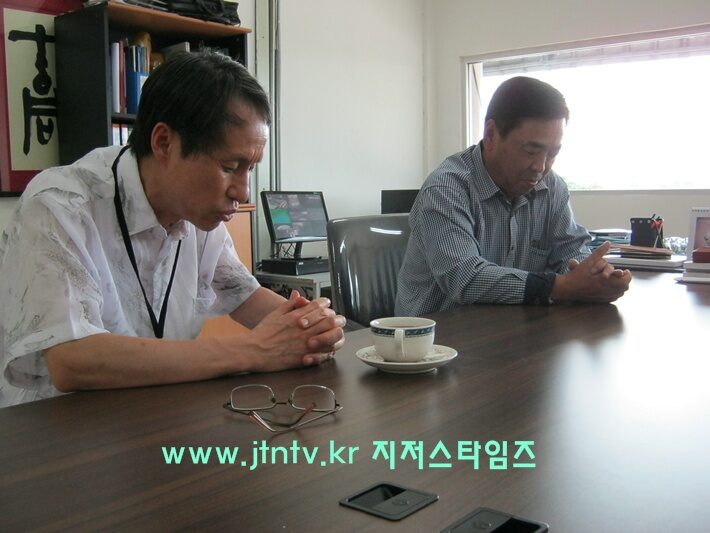 기도하는 정기환 목사와 선교사 사본.JPG
