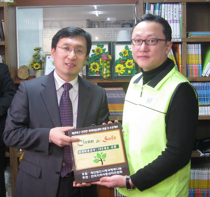 한지연옥경원대표와사랑과행복나눔재단조희준대표가전달식을하고있다(왼쪽부터한지연옥02.jpg