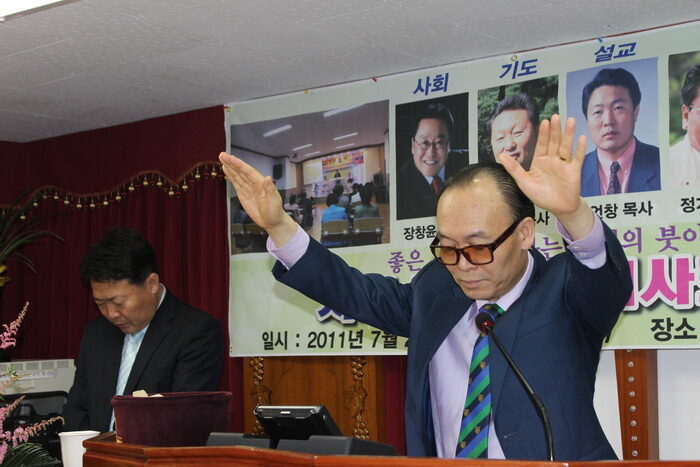 축도하는 정대성 목사(광주지사장).jpg