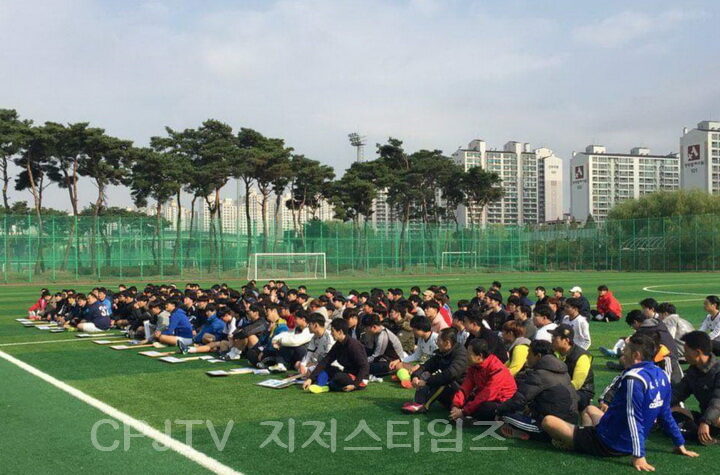 cpj 예배드리는 전체 참가 선수들2.jpg