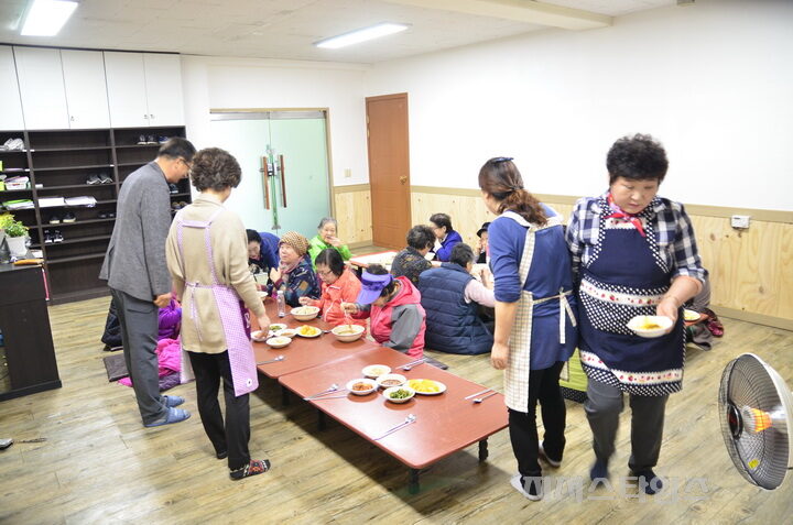 jtntv 이오종목사와 대화를 나누는 어르신들.jpg