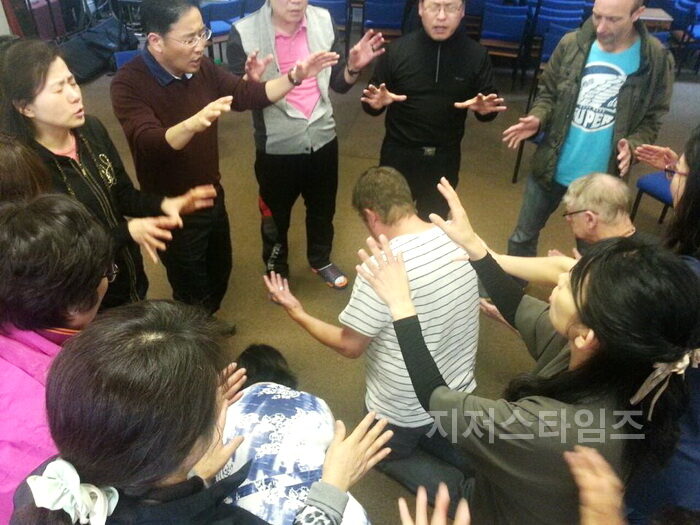 2014 CTS 영국기도원정대_기도하는 기도팀01.jpg