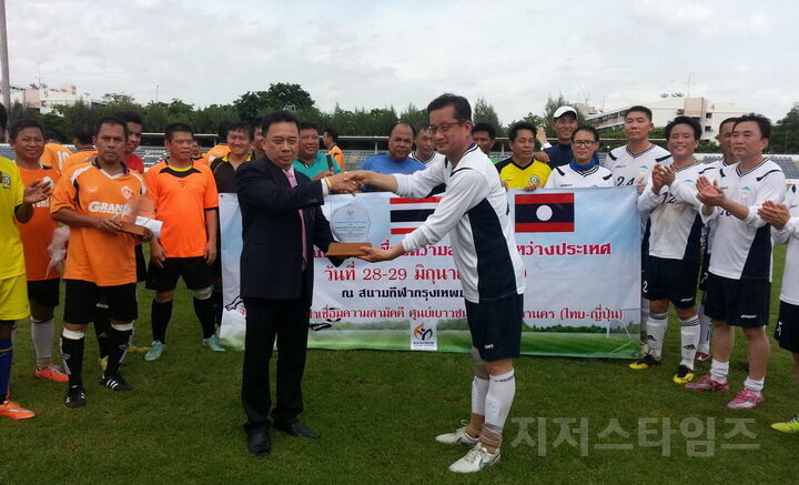 cpj-1 기념패를 전달받는 안목선 단장.jpg