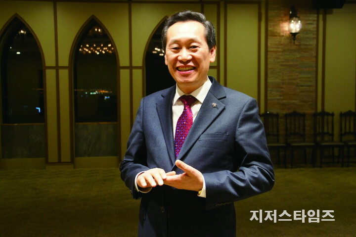 설동욱 목사-01.jpg