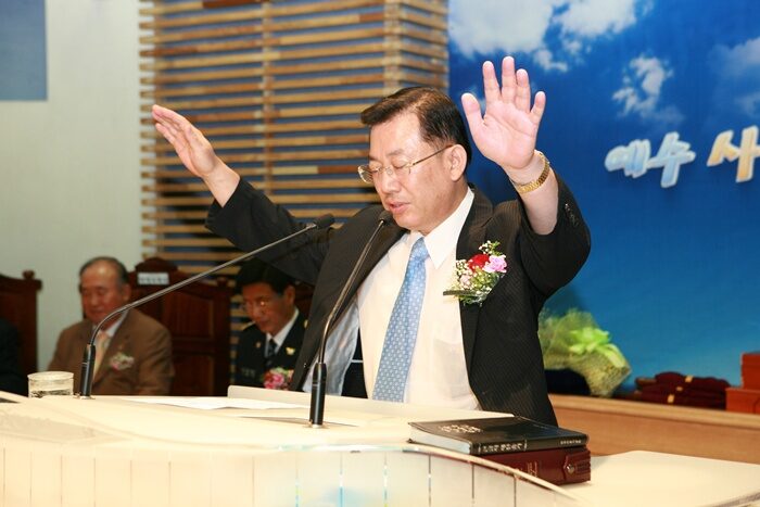 축도하는 교구협의회장 정영근 목사.JPG