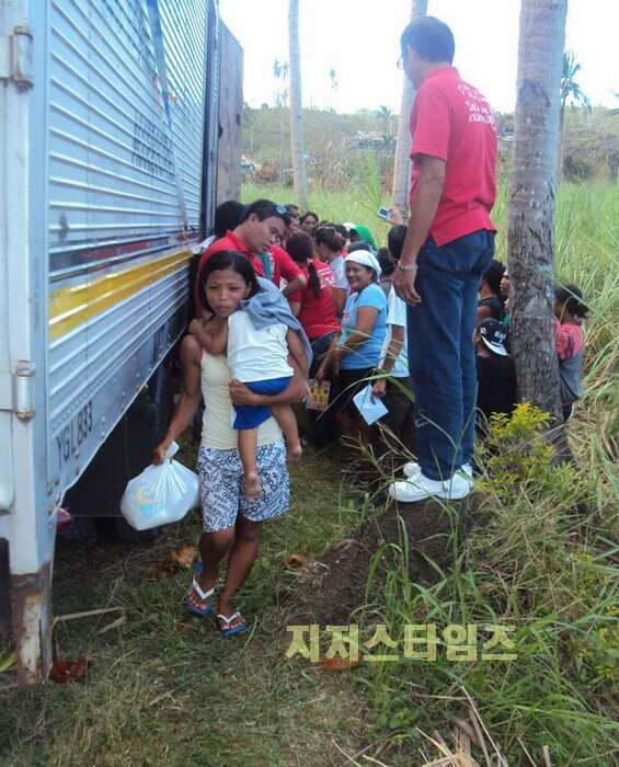 필리핀의 태풍 피해 지역의 생존자들01.jpg