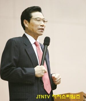 강사 윤석전 목사.jpg