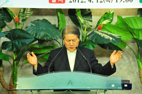 샘물교회 축도하는 박은조 목사.jpg