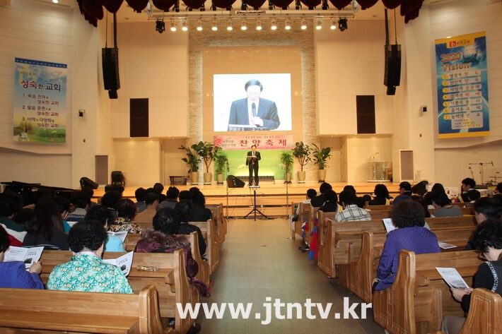 음악회 인사하는 이춘복 목사 복사.jpg