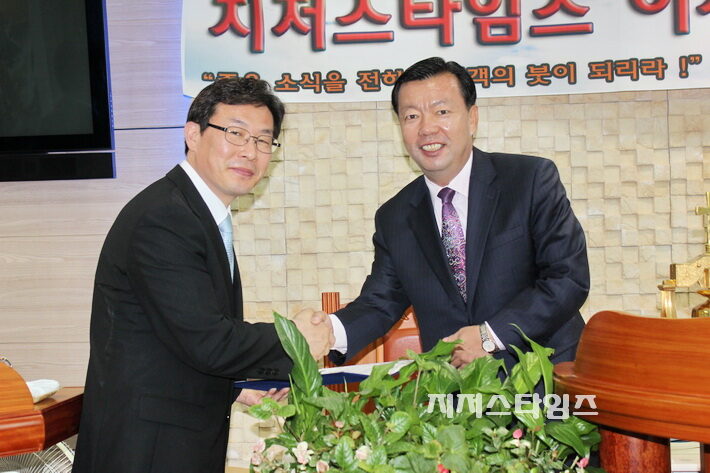 천안지사 류기형 기자에게 사령장을 전달하는 이사장 조강수 목사.jpg